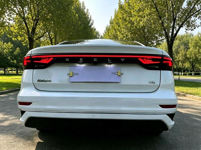 Geely Emgrand, 2023 — фото 5 из 11