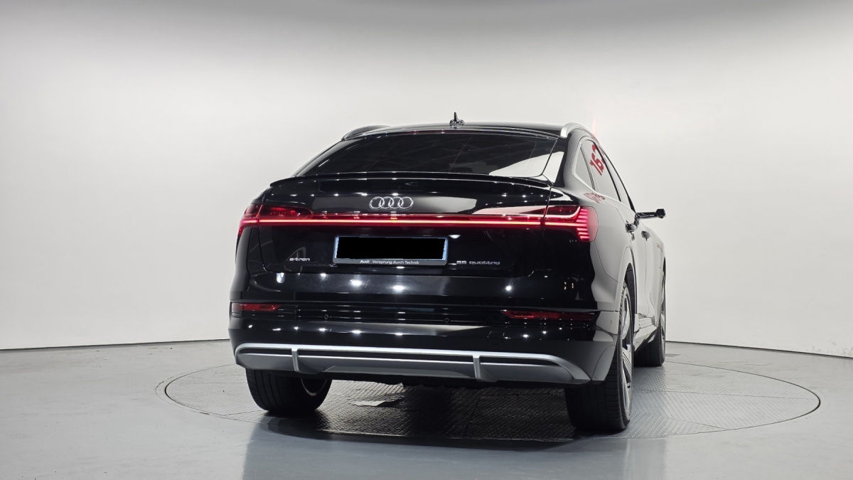 Audi e-tron, 2022 — фото 4 из 12