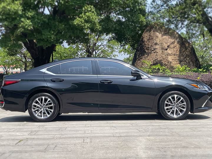Lexus ES, 2023 — фото 8 из 9