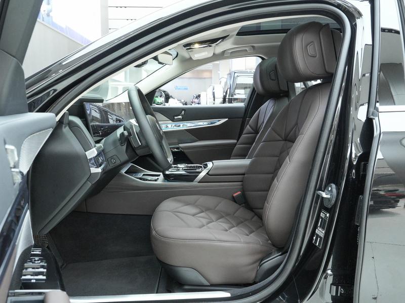 BMW 7 Series, 2025 — фото 10 из 12