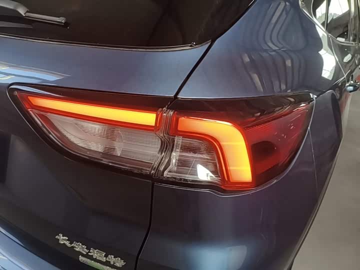 Ford Escape, 2022 — фото 8 из 9