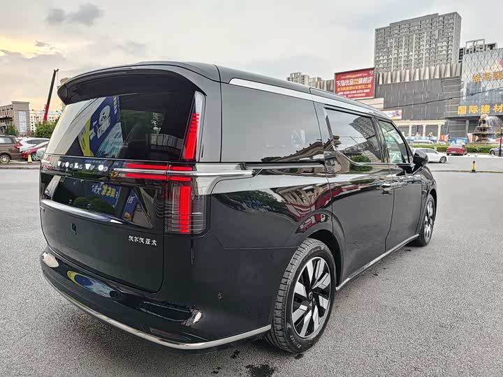 Volvo EM90, 2025 — фото 5 из 9