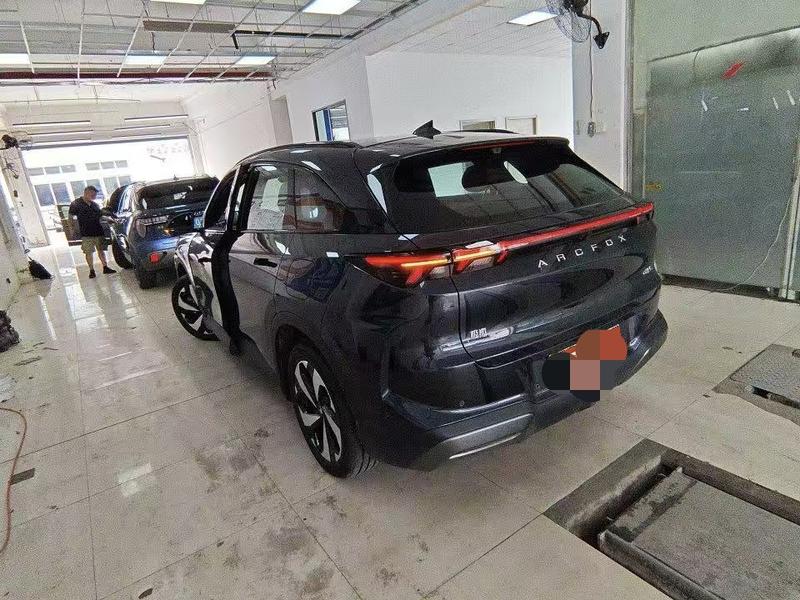BAIC Arcfox Alpha T5, 2025 — фото 3 из 7