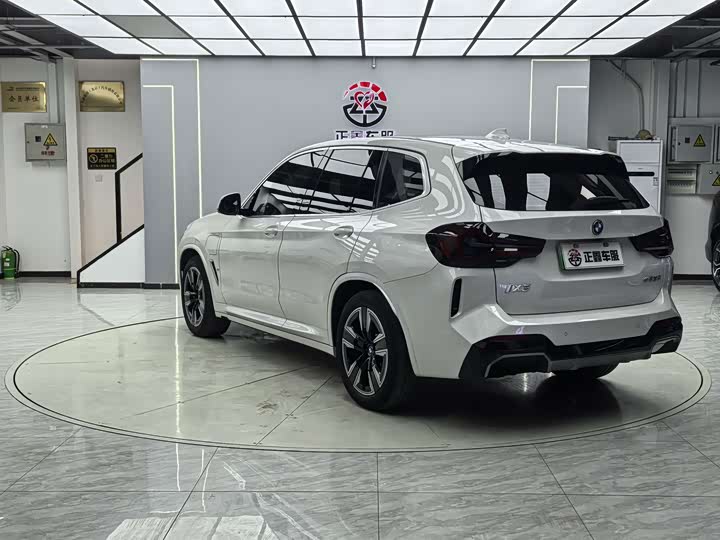 BMW iX3, 2023 — фото 5 из 9