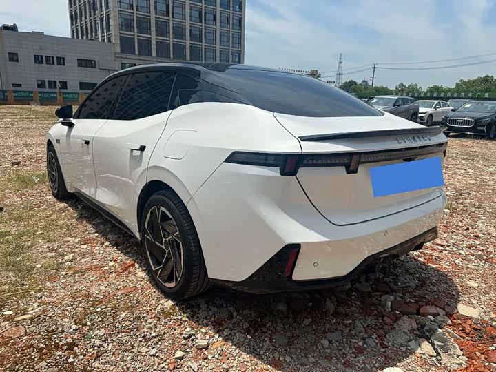 Lynk & Co 07 EM-P Hybrid, 2024 — фото 7 из 9