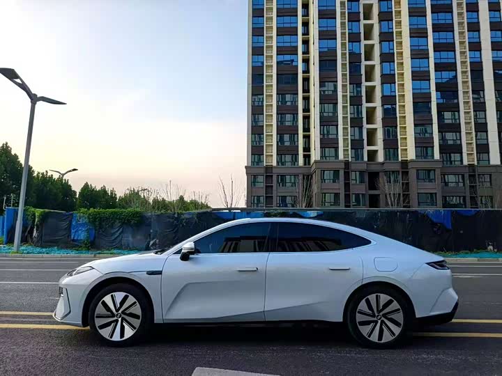 Geely Galaxy E8, 2023 — фото 4 из 9