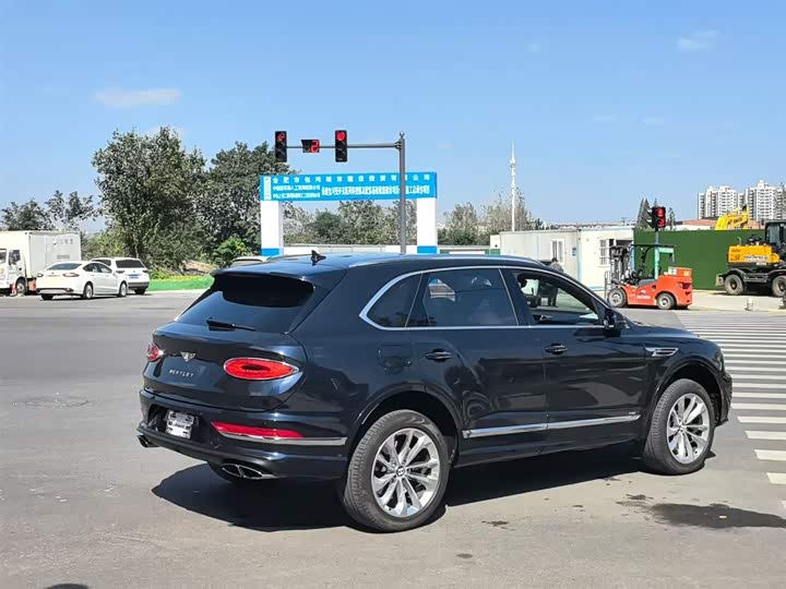 Bentley Bentayga, 2023 — фото 3 из 9