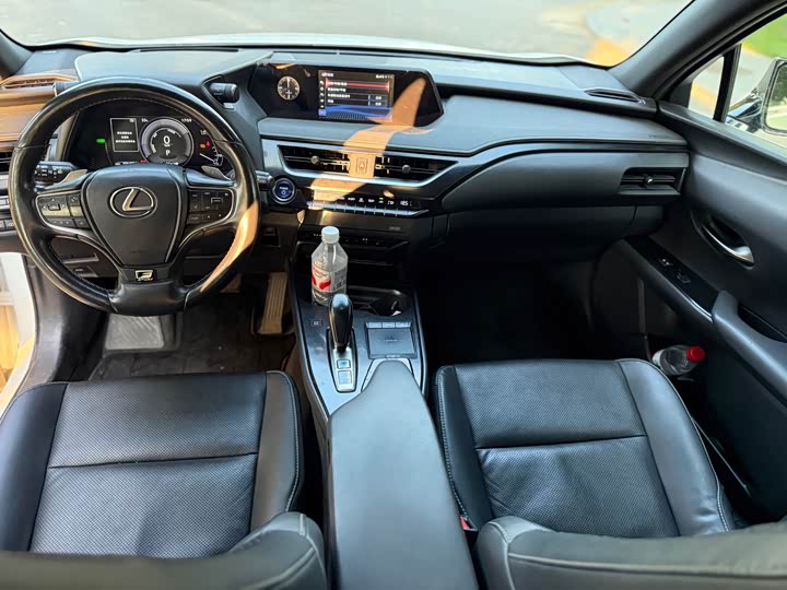 Lexus UX Hybrid, 2022 — фото 4 из 7