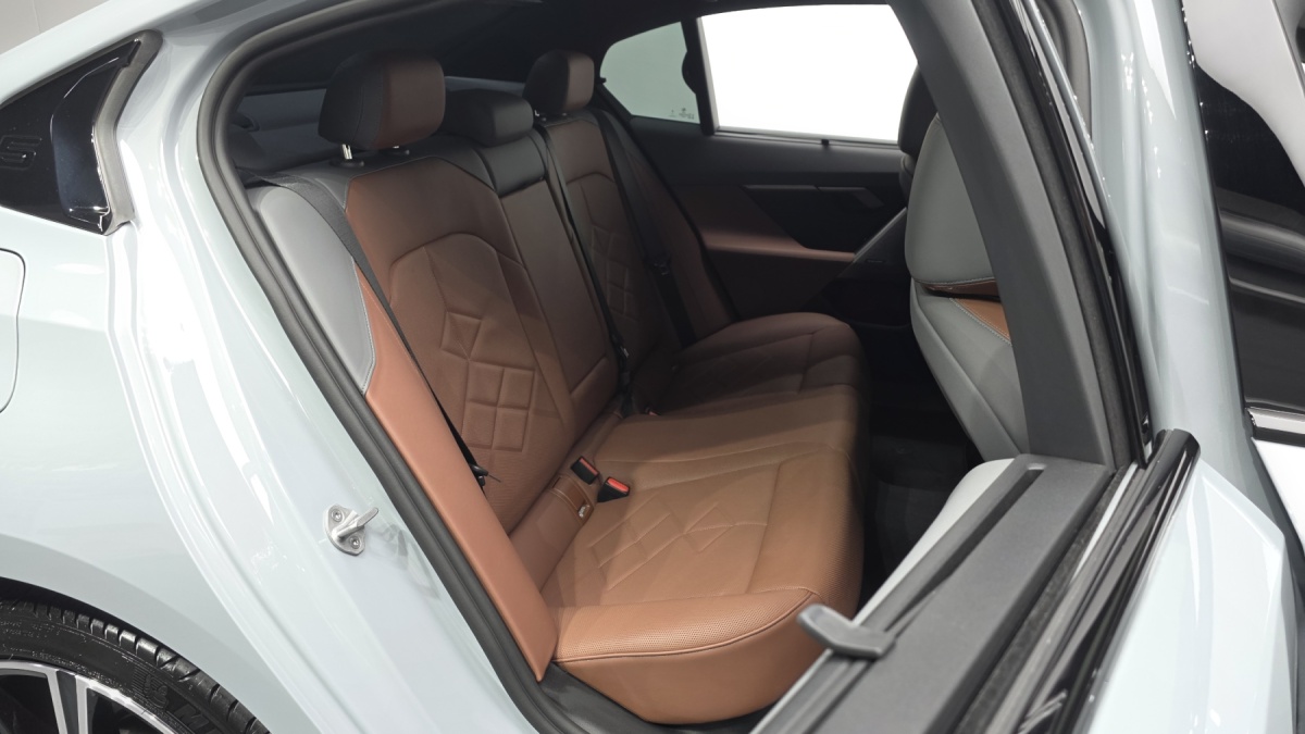 BMW 5 Series, 2025 — фото 10 из 12