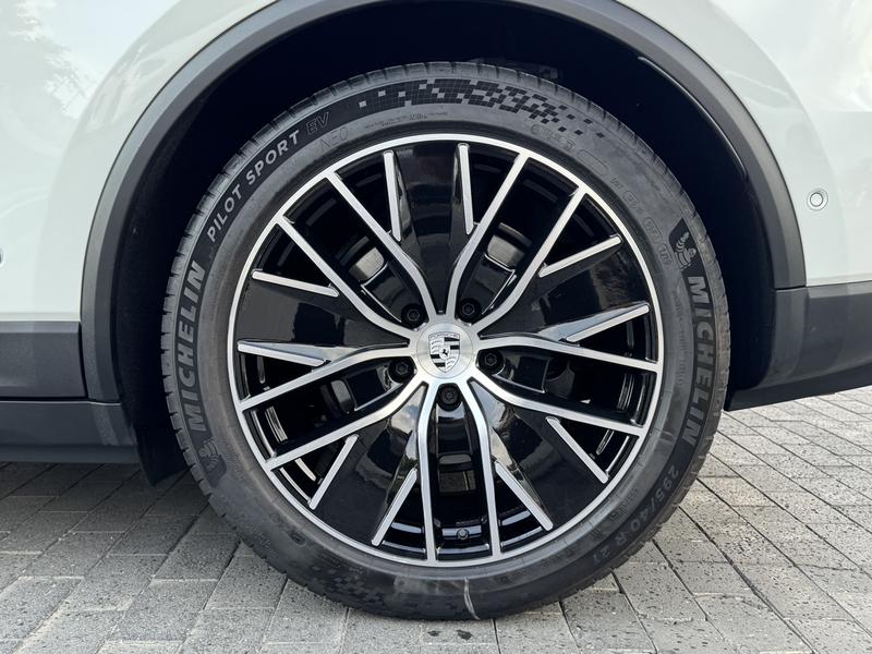 Porsche Macan EV, 2025 — фото 9 из 12