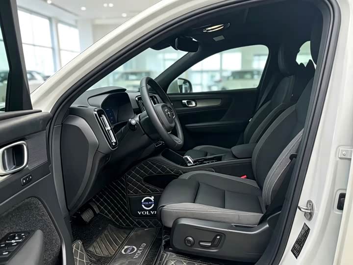 Volvo XC40, 2023 — фото 7 из 9