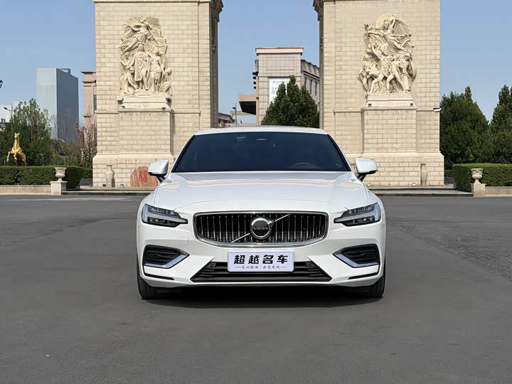Volvo S60, 2022 — фото 2 из 9