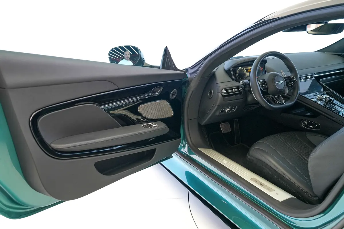 Aston Martin DB12, 2024 — фото 3 из 10