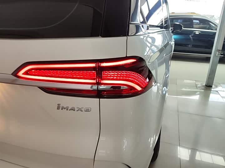 Roewe iMax 8 EV, 2025 — фото 8 из 9