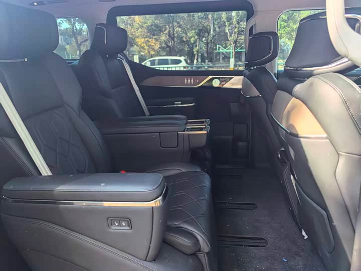 Volvo EM90, 2024 — фото 8 из 9