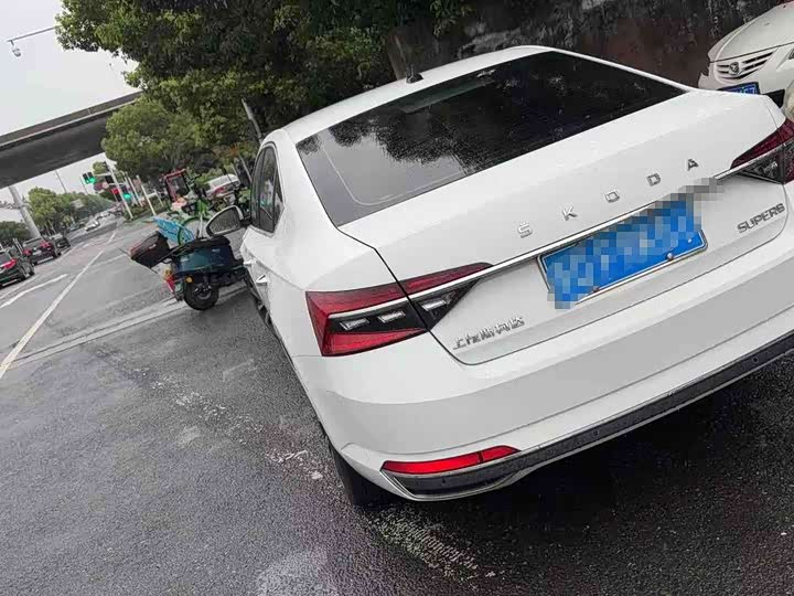 Skoda Superb, 2023 — фото 2 из 5