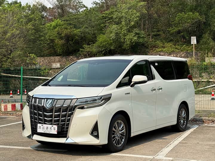 Toyota Alphard, 2023 — фото 2 из 9