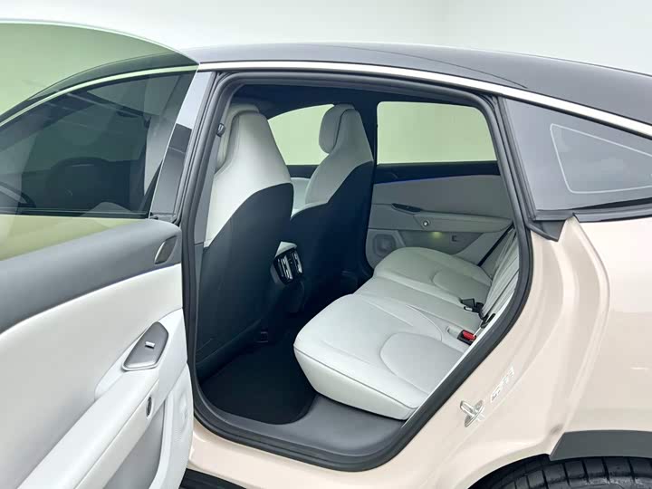 BAIC Arcfox Alpha S5, 2025 — фото 8 из 9