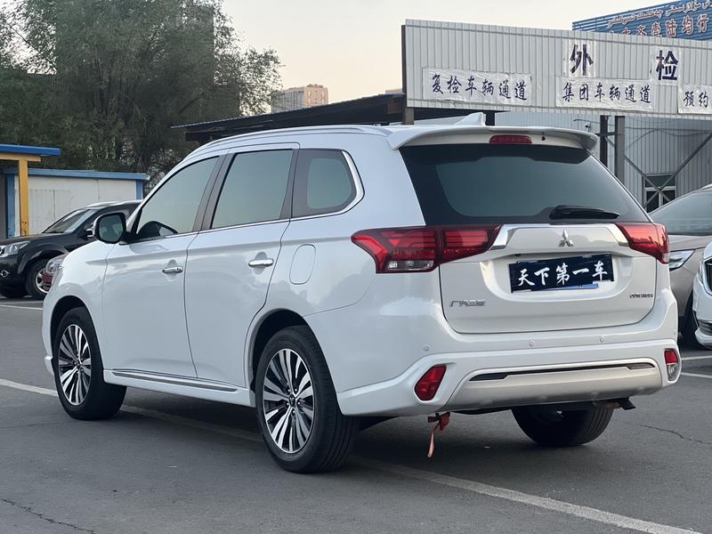 Mitsubishi Outlander, 2022 — фото 4 из 10