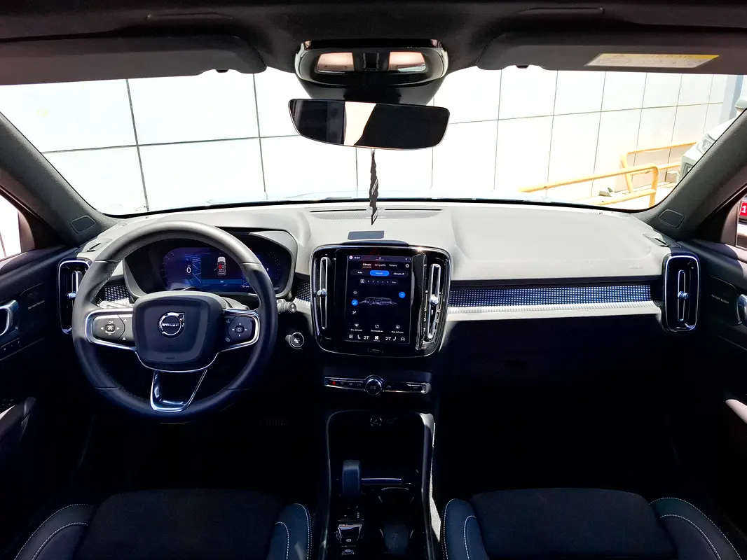 Volvo XC40, 2023 — фото 9 из 10