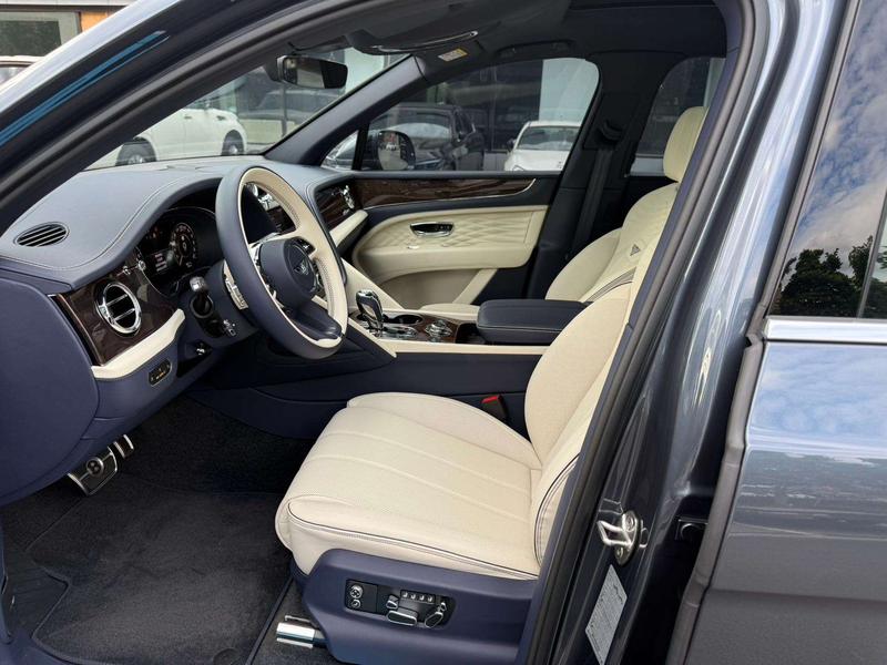 Bentley Bentayga, 2025 — фото 11 из 12