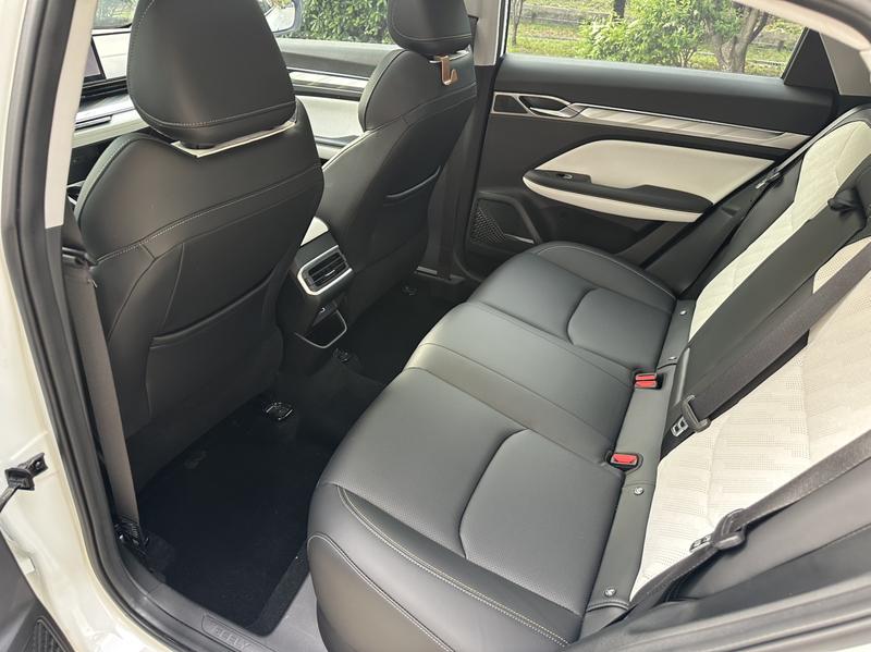 Geely Emgrand L, 2022 — фото 11 из 12