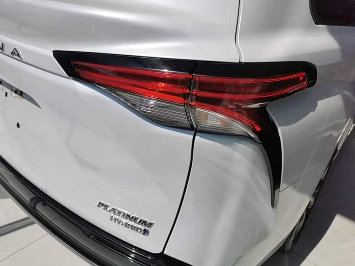 Toyota Sienna, 2022 — фото 8 из 9