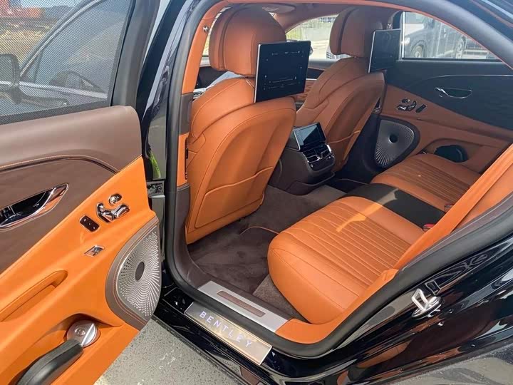 Bentley Flying Spur, 2023 — фото 3 из 5