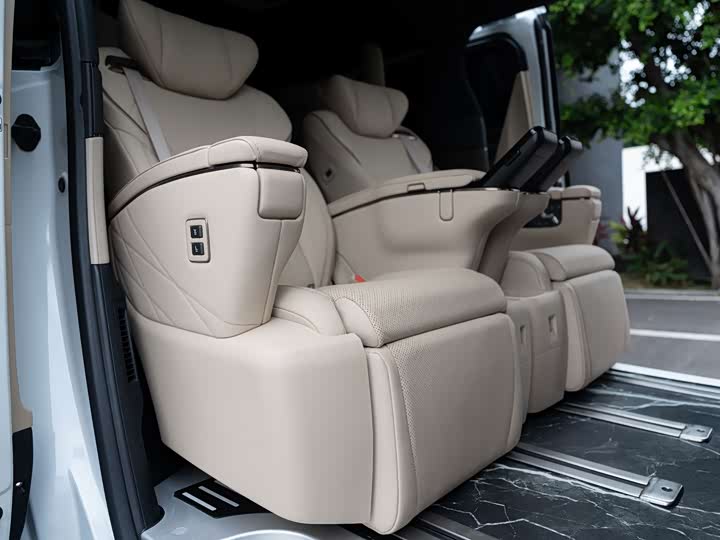 Toyota Alphard, 2024 — фото 9 из 9