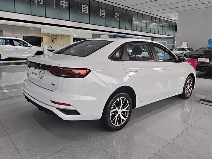 Geely Emgrand, 2026 — фото 3 из 9