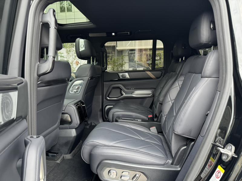 BYD FangChengBao Leopard 8, 2025 — фото 10 из 12
