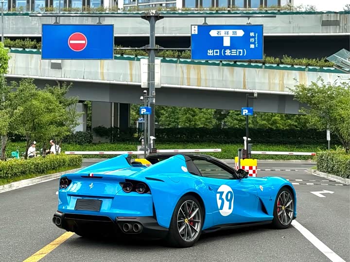 Ferrari 812, 2023 — фото 7 из 9