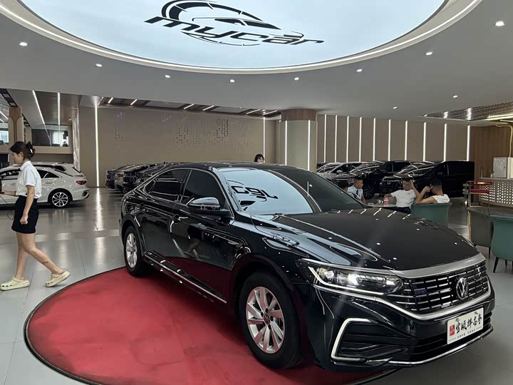Volkswagen Passat Hybrid, 2025 — фото 3 из 9
