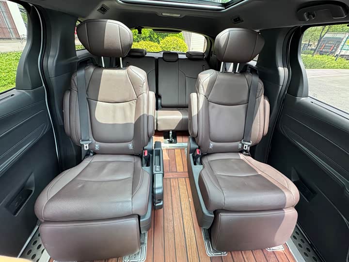 Toyota Sienna, 2022 — фото 9 из 9
