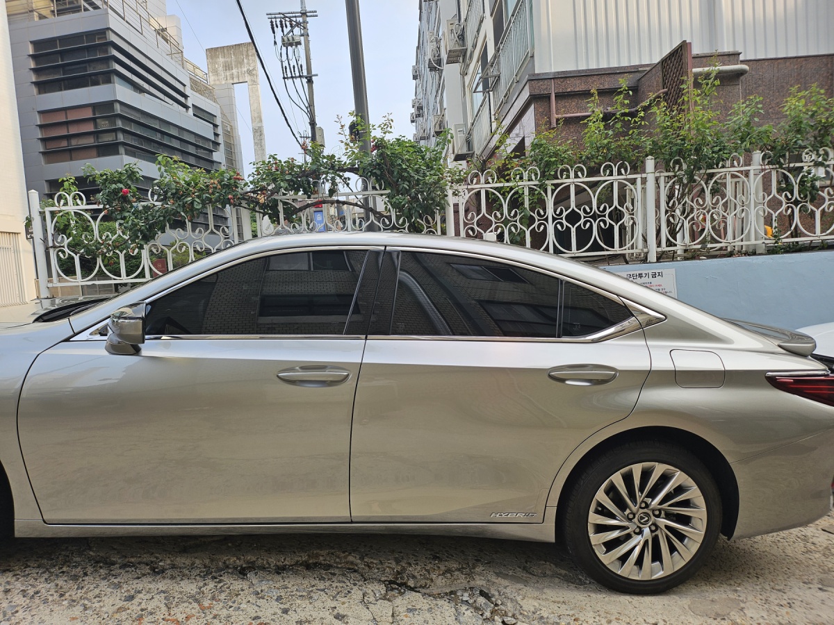 Lexus ES, 2022 — фото 2 из 5