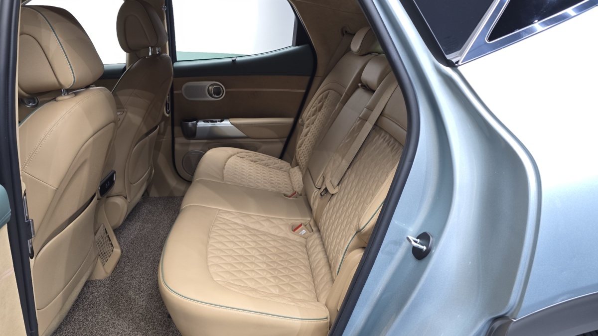 Genesis GV60, 2023 — фото 10 из 12