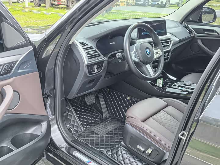 BMW iX3, 2023 — фото 8 из 9