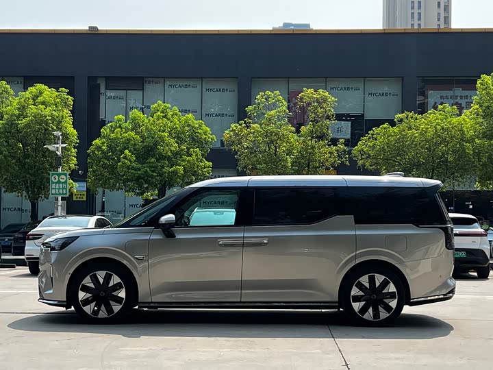 Volvo EM90, 2023 — фото 2 из 9