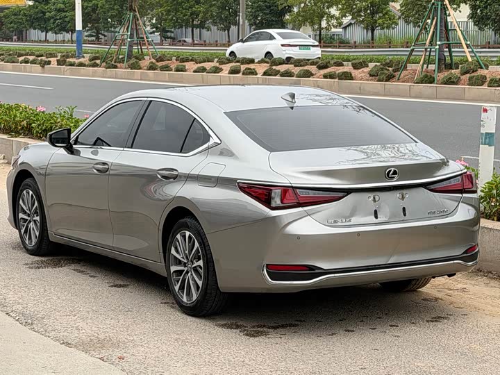 Lexus ES, 2023 — фото 8 из 9