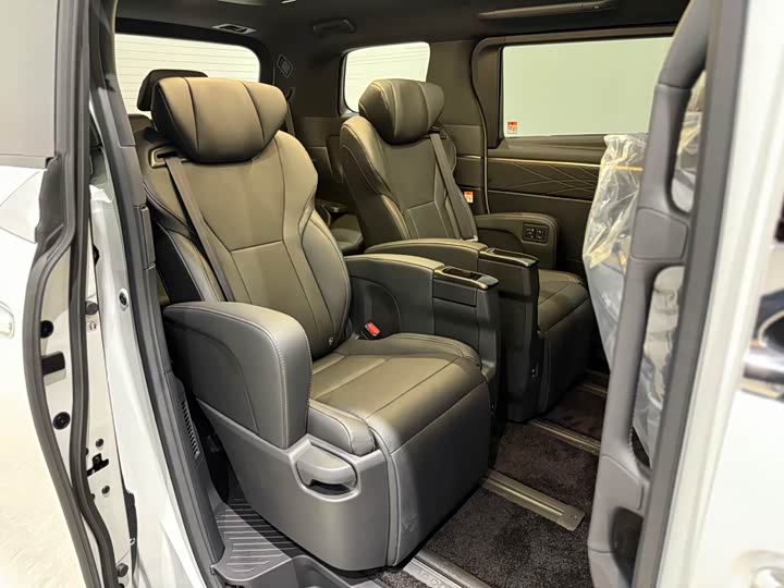 Toyota Alphard, 2025 — фото 8 из 9