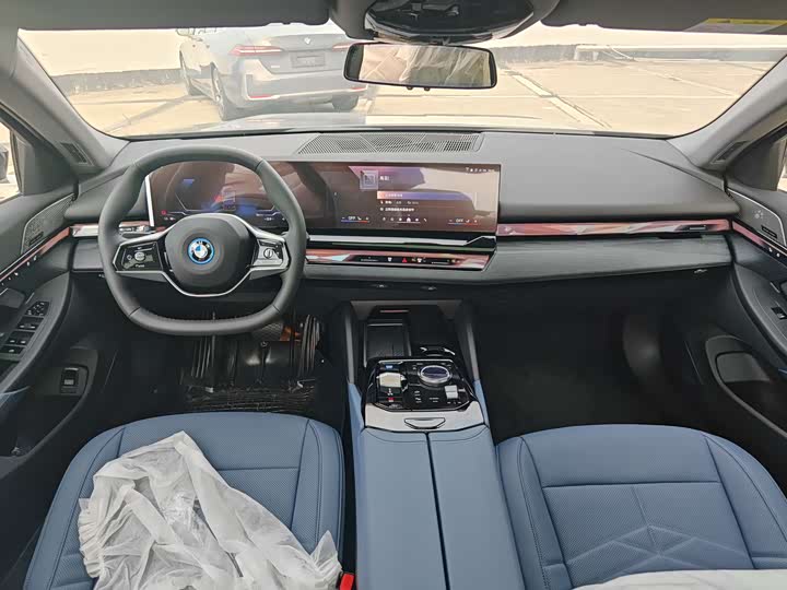 BMW i5, 2025 — фото 6 из 9