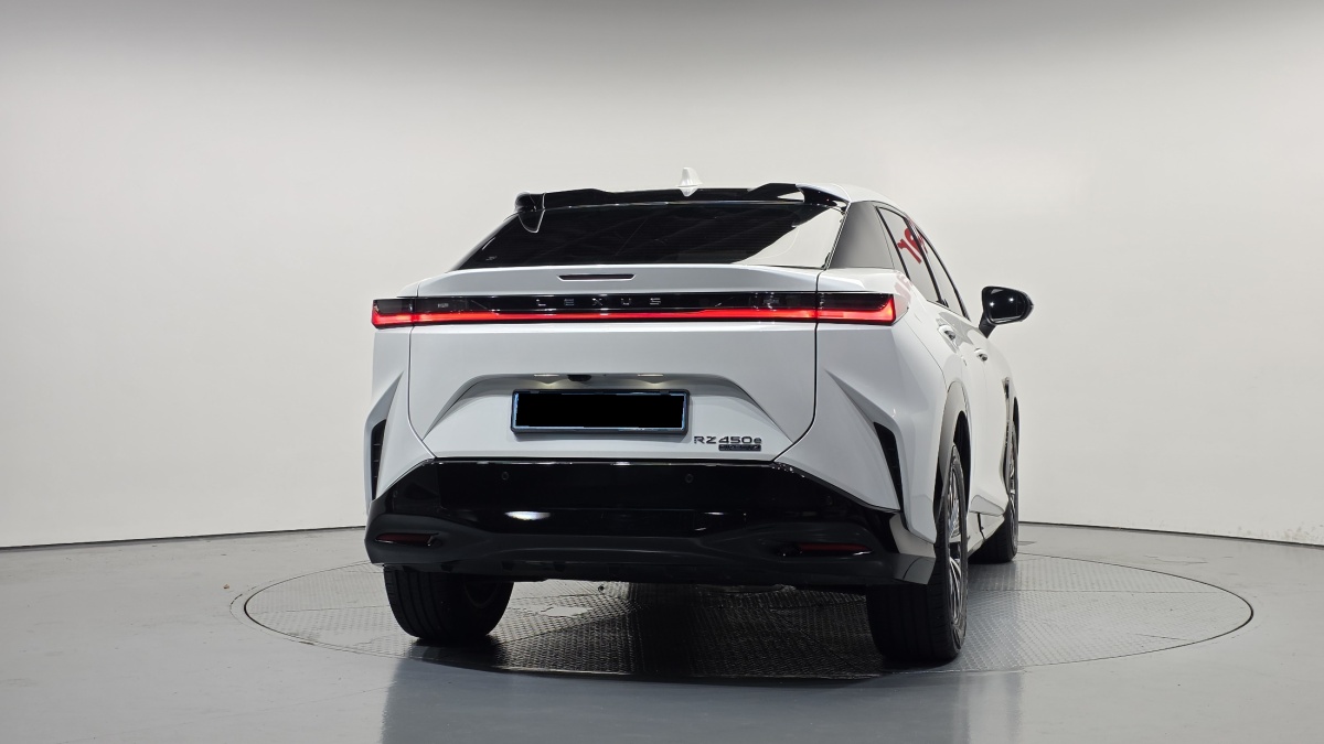 Lexus RZ, 2023 — фото 4 из 12