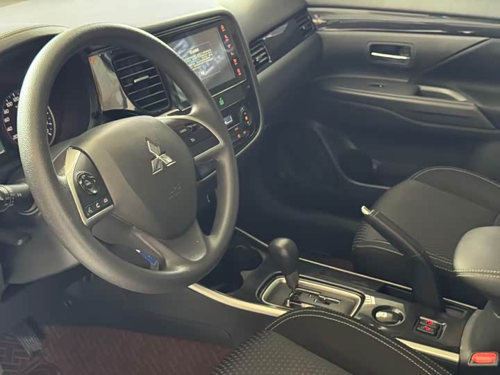 Mitsubishi Outlander, 2022 — фото 7 из 9