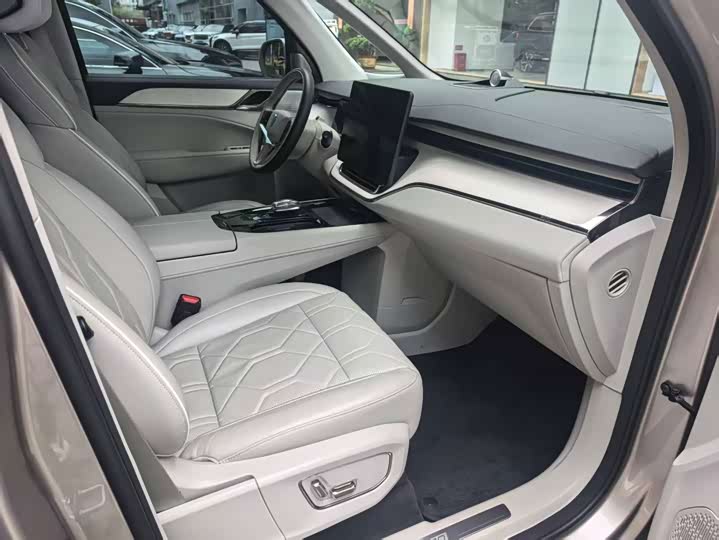 Volvo EM90, 2023 — фото 9 из 9