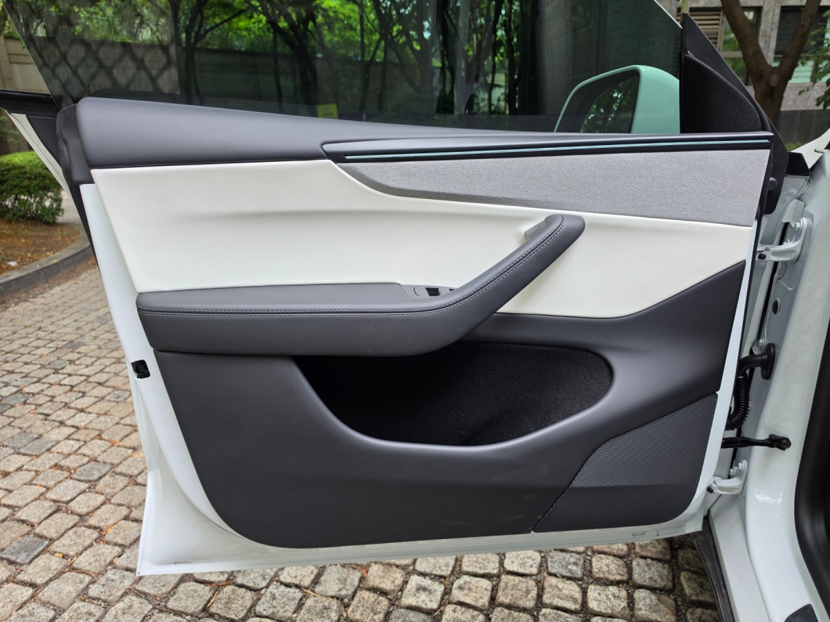 Tesla Model Y, 2025 — фото 10 из 12