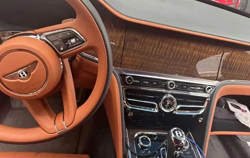 Bentley Flying Spur, 2023 — фото 4 из 6