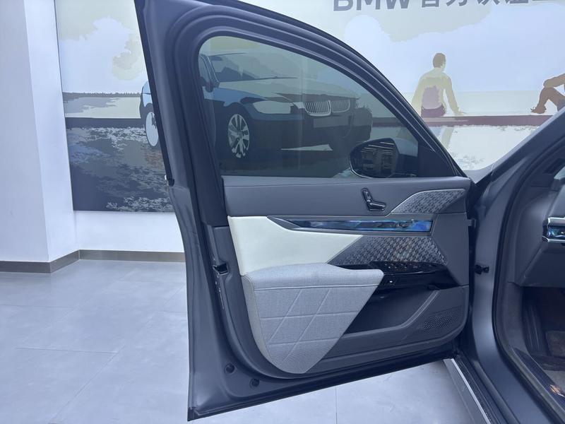 BMW i7, 2023 — фото 12 из 12