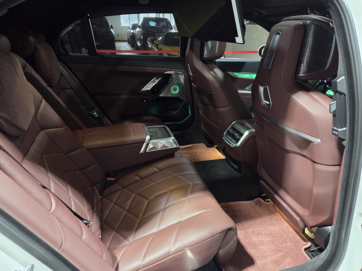BMW i7, 2023 — фото 9 из 12