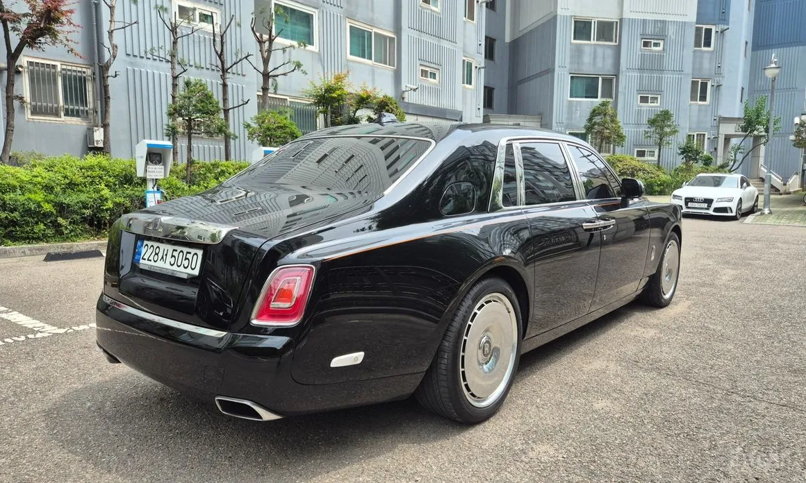 Rolls-Royce Phantom, 2023 — фото 2 из 12
