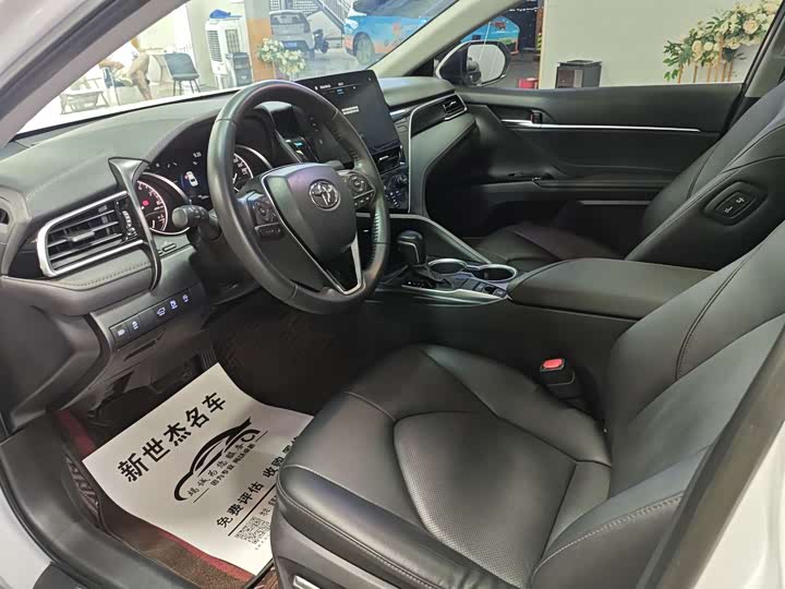 Toyota Camry, 2023 — фото 4 из 9